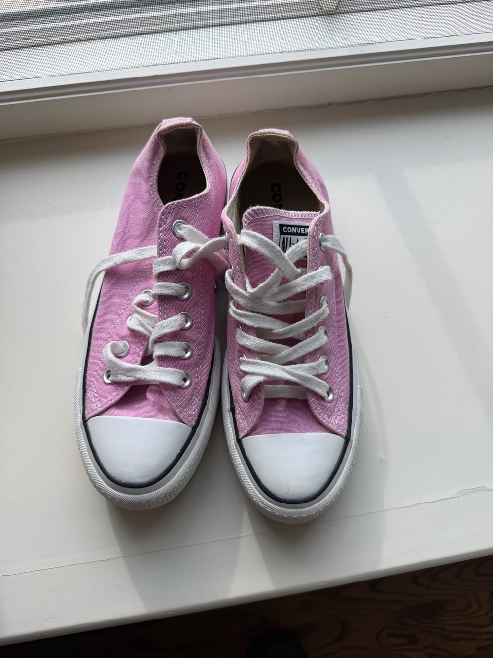 Converse low-top sneakers in pastel pink and white